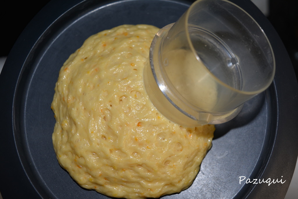 Masa de coca de San Juan saliendo por el bocal de la Thermomix.