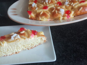 Coca de San juan crema y piñones