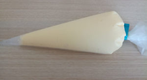 crema pastelera dentro de una manga